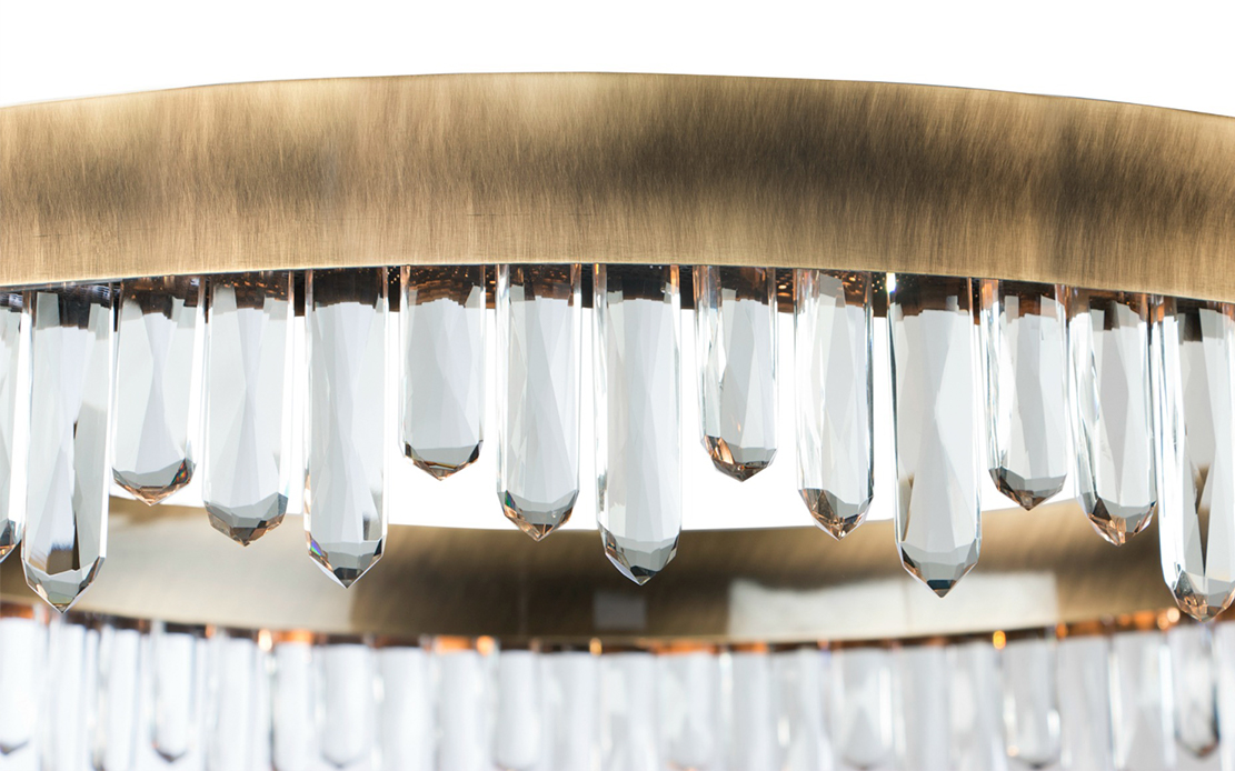 NAICCA Zeitgenössisches Messing Kronleuchter-Design von BRABBU erfüllt eine zeitgenössische oder moderne Wohnkultur mit einer starken und dennoch pazifischen Präsenz.